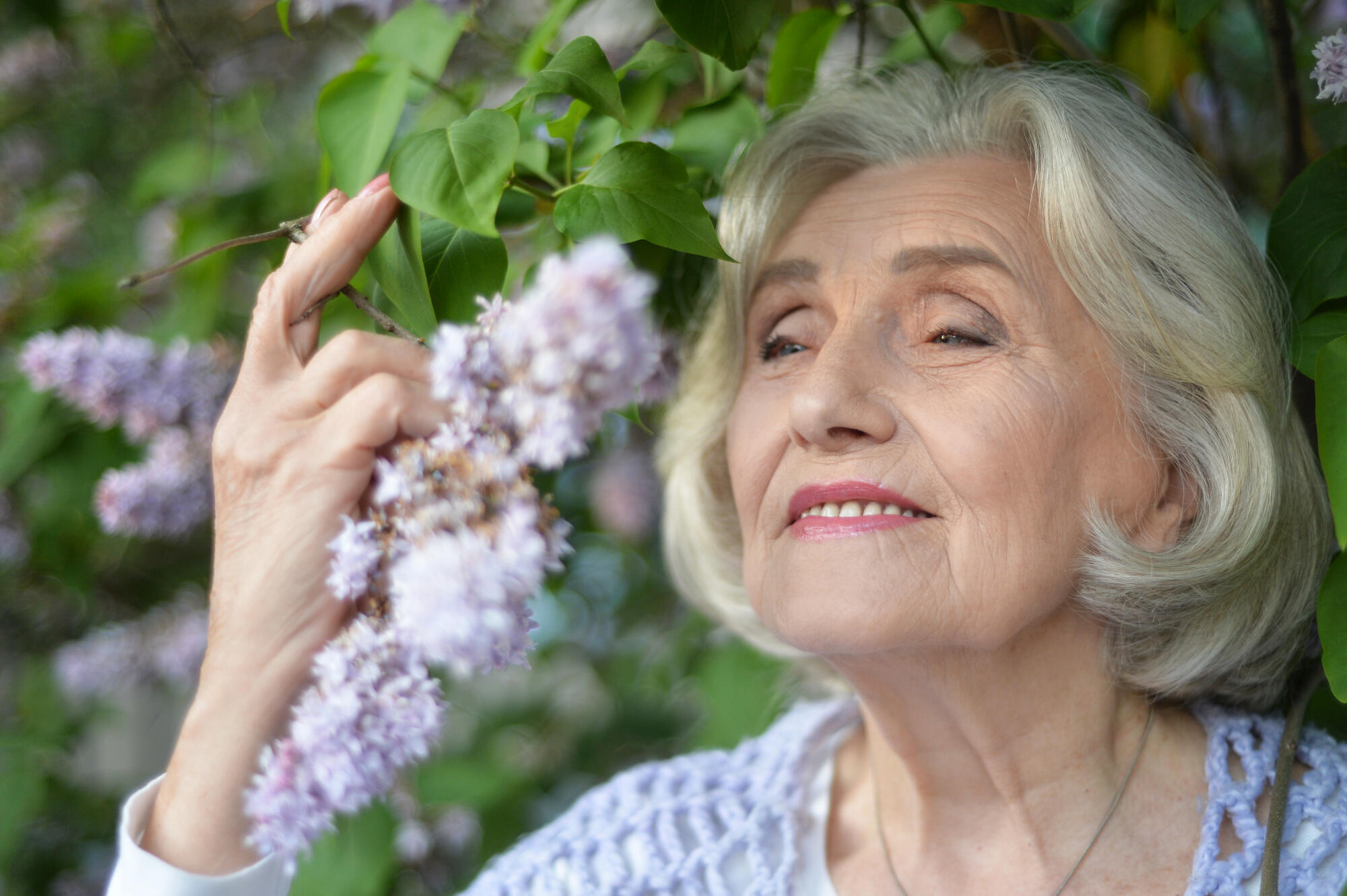 Sensory Grounding Techniques That Help Seniors Feel Calm and Connected